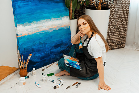 艺术艺术家的作品 年轻漂亮的女孩艺术家画一幅画 艺术家的工作室 创意的过程 绘图和油漆 艺术家的库存 特写班级调色板帆布画架画家图片