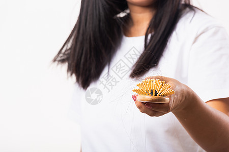 女人的柔软头发 她露出梳子和被损坏的长发化疗脱发女性发刷治疗女孩贫血压力成人女士图片