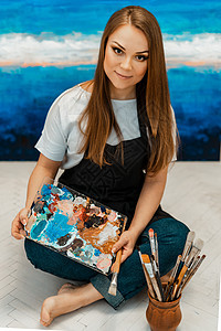 艺术艺术家的作品 年轻漂亮的女孩艺术家画一幅画 艺术家的工作室 创意的过程 绘图和油漆 艺术家的库存 特写调色板教育画架工具帆布图片
