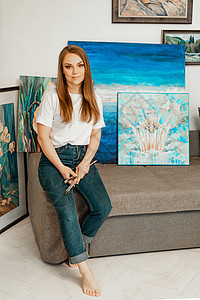 艺术艺术家的作品 年轻漂亮的女孩艺术家画一幅画 艺术家的工作室 创意的过程 绘图和油漆 艺术家的库存 特写绘画教育蓝色调色板画架图片