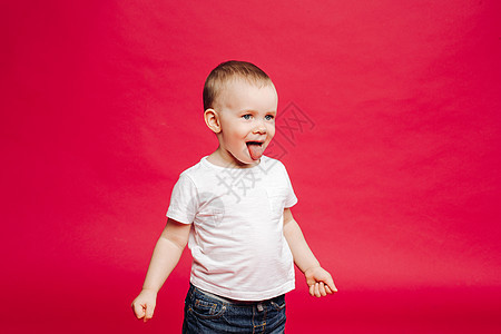 情感男孩在演播室玩耍 和显示舌头红色快乐皮肤男生鬼脸幸福乐趣童年喜悦男性图片
