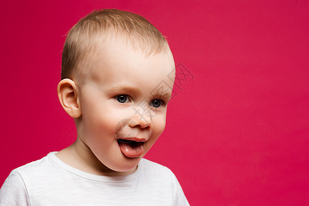 滑稽男孩舌头的情感肖像图片