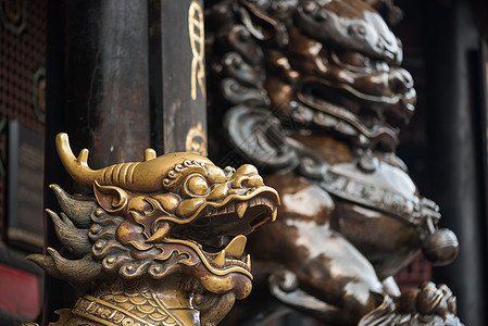 中国的青铜狮子和龙雕像图片