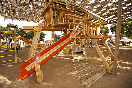在儿童游戏区攀爬架子框架剧场梯子公园脚步乐趣操场木头玩具娱乐背景图片