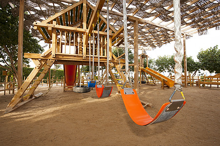 在儿童游戏区攀爬架子脚步游乐梯子玩具娱乐木头公园孩子们操场乐趣图片
