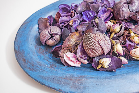 碗里的干玫瑰花瓣温泉叶子药品紫色芳香香水木槿桌子香气植物群图片