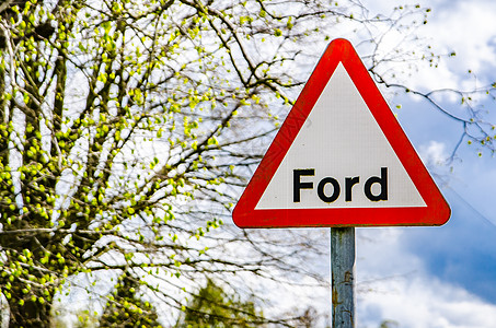 英国三角街牌显示福特在春天背景中出现 (注 Ford)图片