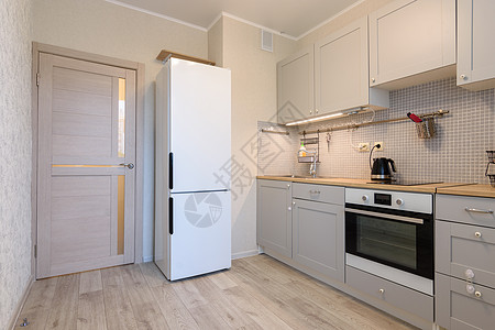 公寓内一间舒适的小厨房的内部 通往厨房的内门特写图片