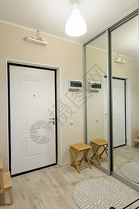 走廊内部 大衣橱 门上有大镜子 入口金属门图片