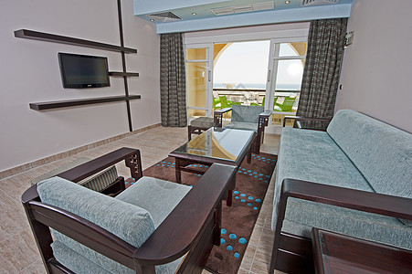 旅馆套间休息室设计蓝色家具房间海洋桌子奢华扶手椅小地毯热带图片