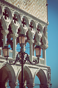 威尼斯的灯塔和柱子 垂直图片