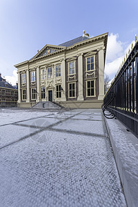 海牙 2018 年 2 月 28 日 - 莫瑞泰斯皇家博物馆的主楼被一层薄薄的雪覆盖着 外面的天气温度很低图片