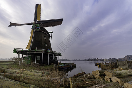 位于荷兰市绿色锯木厂的河边原木仓库或仓库图片