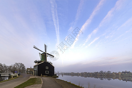 绿色锯木厂在日出和荷兰等地长长的大河上站立着绿锯木厂图片