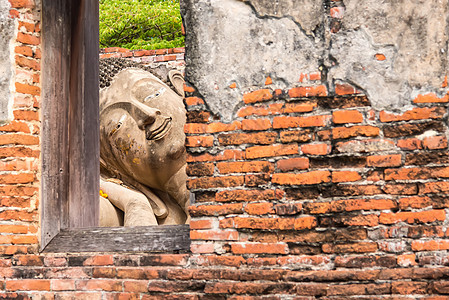 2020年6月13日 泰国泰国Ayutthaya 在沙丘上仰卧佛废墟石头宝塔艺术建筑雕像地标旅游文化雕塑图片