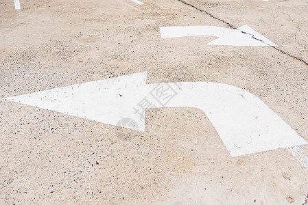 转向箭头标志 用肮脏混凝土背地涂白旧白色画标签绘画光标运输途径小路地面展示沥青网站图片