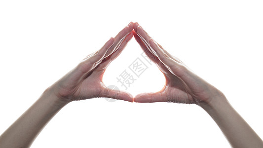 手势心女性手在白色孤立背景上显示三角形符号背景