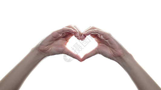 女人握手的心脏形状 象征着爱在白色的伊索尔岛上图片