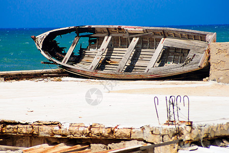 旧木船和被击沉的木船图片
