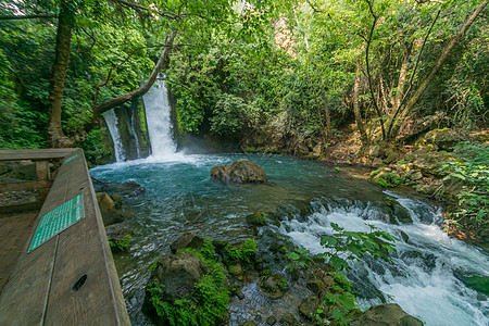 巴尼亚斯班尼亚斯瀑布绿洲植被人行道旅游高地旅行森林自然保护区小路高度图片