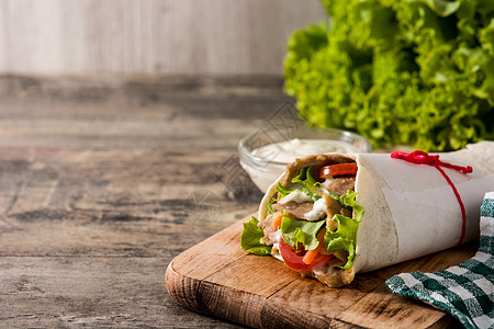 Doner kebab或沙司三明治沙拉食物酸奶捐赠者洋葱蔬菜小吃陀螺仪香料图片