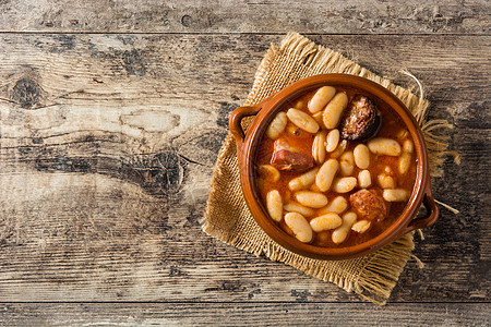 典型的西班牙蚕豆食物食谱火腿盘子豆子香肠熏肉图片