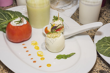 餐厅自助餐菜点菜沙拉食品的变形白色奢华绿色健康饮食盘子沙拉红色用餐陶器酒店图片