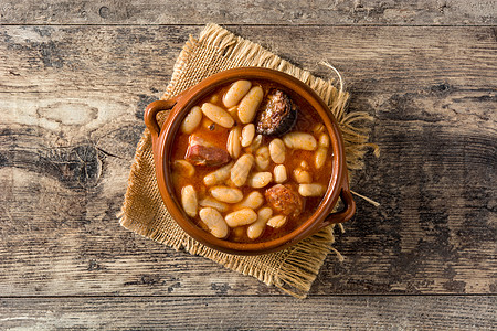 典型的西班牙食谱蚕豆豆子香肠火腿盘子食物熏肉图片