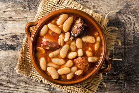 典型的西班牙火腿食物食谱盘子香肠蚕豆熏肉豆子图片