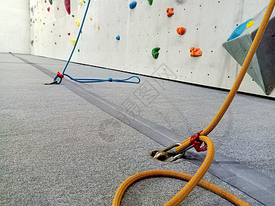 在室内的人造墙上攀爬 攀岩设备 CrossFit 绳索和 用于在陡峭的岩石 极限运动和抱石概念上向上移动设施登山挑战休息公园持有图片