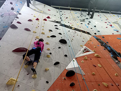 在室内的人造墙上攀爬 攀岩设备 CrossFit 绳索和 用于在陡峭的岩石 极限运动和抱石概念上向上移动滑轮设施休息公园闲暇登山图片