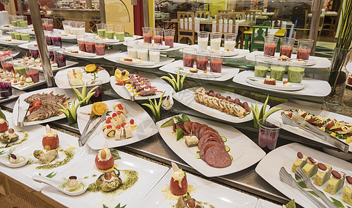 餐馆自助餐厅沙拉食品变色黄瓜红色酒店奢华自助餐托盘营养展示绿色沙拉台图片