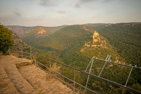 Nahal Kziv和蒙特福堡城堡废墟地标森林历史旅行防御建筑学历史性文化据点图片