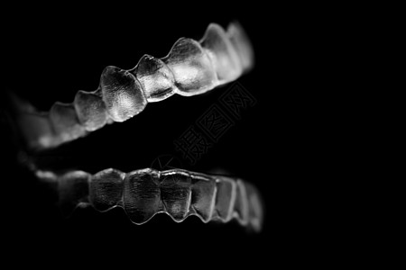 隐形牙套牙齿塑料牙套由 Gema Ib 提供定制健康牙科艺术黑与白牙医调整照片错误摄影图片