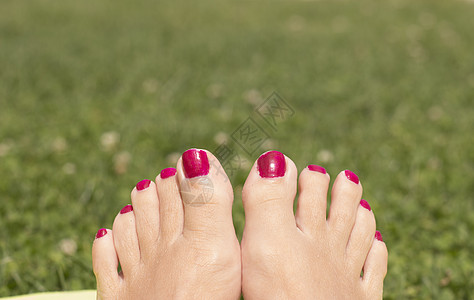 涂有红漆指甲的妇女脚身体赤脚海滩温泉修脚女性皮肤女孩图片