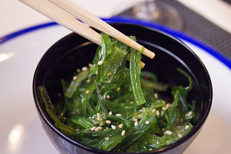 Wakame海藻沙拉浸泡营养食物沙拉筷子美食饮食绿色盘子芝麻图片