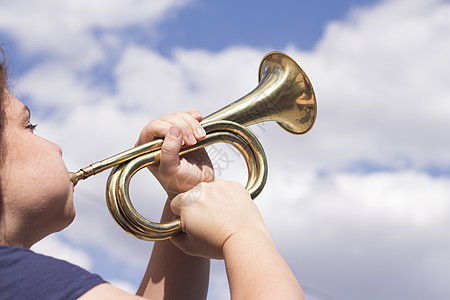 女人吹号角金属音乐黄铜音乐家女孩小号女性管子蓝色乐器图片