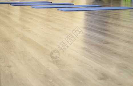 木地板上的瑜伽垫运动鞋床垫地面运动锻炼房间绿色活动蓝色训练图片