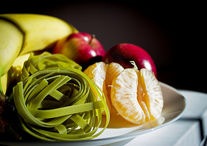 香蕉 苹果 普通话和未煮菠菜意大利面碳水墨水化合物绿色桌子产品水果食物白色蔬菜图片