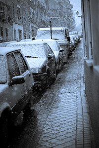 雪下时停在街上的车警察法律街道红色警告车辆降雪安全民众交通图片