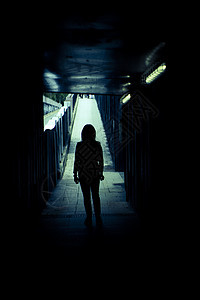 隧道尽头一个女人的剪影白色走廊入口阴影孤独出口黑色身体图片