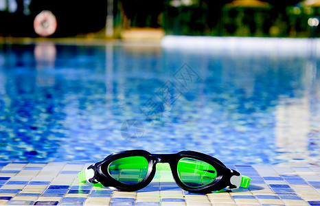 用于在夏季游泳池边缘潜水的眼镜运动蓝色反射游泳者闲暇假期风镜游泳活动游泳衣图片