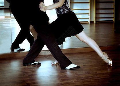 跳舞拉丁节律和摇摆的男女双腿舞者热情男性女性女士男人学校成人拉丁探戈图片