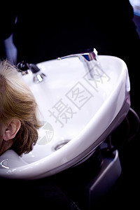 洗客户头的理发员女士服务洗发水理发师女孩沙龙造型师护理成人发型图片