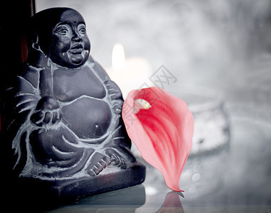 配有蜡烛和鲜花的普通布丁装饰蓝色雕塑数字上帝瑜伽艺术冥想文化宗教雕像图片