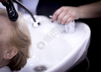 洗客户头的理发员治疗客户女性顾客理发美容成人女孩洗发水理发师图片