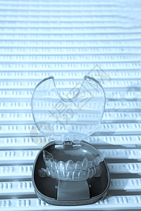 保护盒中的透明牙科正畸塑料对准器保留者药品手术化妆品固定器矫正牙齿外科图片