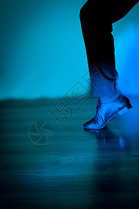 双脚舞蹈舞拉丁运动热情男性舞厅男人老师讲师舞蹈家标准图片