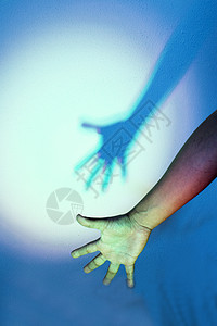 用 shado 伸展手臂棕榈黑色手指自由女性身体图片