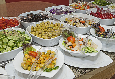 餐馆自助餐厅沙拉的变色沙拉展示胡椒绿色奢华自助餐健康饮食白色陶器食物图片